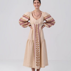 Robe ukrainienne élégante de style bohème avec broderie à la main à encolure en V, coupe ample, pour les vêtements de plage en coton pour femmes. - Product Image 1