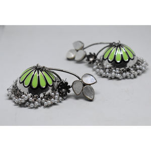 Dernière mode 2025, boucles d'oreilles jhumka en laiton aspect argent meenakari tendance pour filles et femmes - Product Image 4
