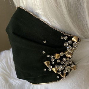 Masque facial en tissu brodé à la main pour femmes Masque de protection léger et lavable pour mariages, festivals et vêtements décontractés - Product Image 1