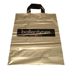 El precio más barato Mercancía Bolsas de plástico brillante al por menor Perfectas para comprar bolsas de plástico con asa de lazo suave con logotipo OEM - Product Image 5