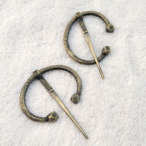 Broche en cuivre forgé unique en forme de fer à cheval viking artisanal pour ceinture pour femmes, broche en bronze de Finlande - Product Image 4