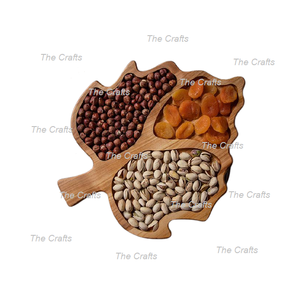 Plateau en bois en forme de cœur pour chocolats avec des noix de la plus haute qualité, des collations, des fruits secs, plateau de service à vendre - Product Image 4