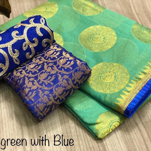 Les femmes attrayantes portent un travail imprimé numérique avec un sari en soie de coton avec un chemisier non cousu vert avec des vêtements de couleur bleue - Product Image 1