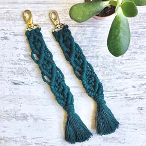 Llavero de macramé color verde azulado oscuro hecho a mano, la felicidad en miniatura - Product Image 1
