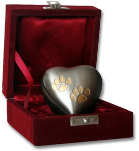 Mini urne qui se trouve toujours dans nos fournitures d'enterrement en forme de cœur - Product Image 1