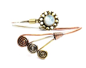 Brazalete ajustable de piedra lunar arcoíris natural para pulsera plateado de moda con acabado cepillado abierto para pulsera - Product Image 1