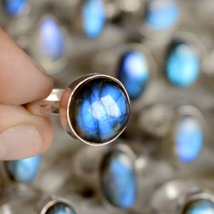 Anillo Clásico de Plata Alemana con Labradorita Corte Rosa y Color Fuego Azul, Piedra Semipreciosa para Mujer - Product Image 4