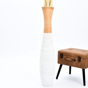 Florero de aluminio de Hierro y Latón de metal duradero clásico moderno, mesa de suelo grande, decoración del hogar con materiales de madera de mango - Product Image 1