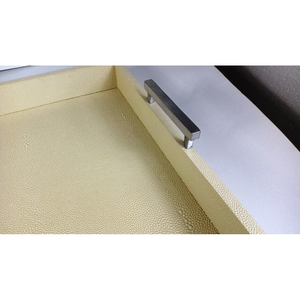 Bandeja de servicio Faux Shagreen, organizador decorativo, bandeja de mesa de café, bandeja otomana con mano de acero inoxidable dorado cepillado - Product Image 3