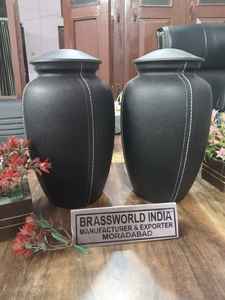 Par de Urnas Funerarias Negras de Aluminio Estilo Americano para Adultos de Brassworld India - Product Image 2