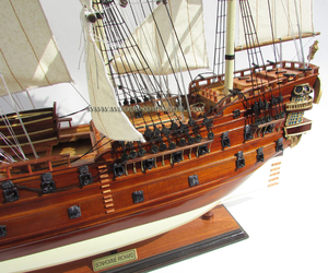 BON HOMME RICHARD Modèle de bateau à voile en bois artisanal peint pour la décoration de la maison Cadeaux originaux - Product Image 3