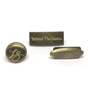 Placa de identificación de logotipo personalizada de metal con impresión láser, calidad y profesional, para bolso, BILLETERA, bolso de mano, portátil y de cuero - Product Image 1