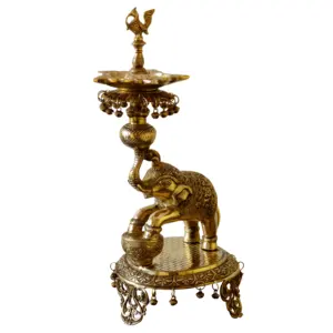 Elefante inciso progettato Diya con piccole campane vendita calda placcato in oro tipo tradizionale fatto a mano Pooja Diya