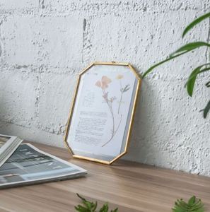 Cadre photo octogonal en métal doré avec couvercle en verre épais et bien poli, parfait pour la décoration intérieure et l'affichage - Product Image 2