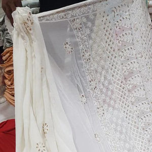 Superbe saree en georgette de viscose avec broderie pallu chikankari à bordure lourde et travail élégant de gota patti - Product Image 1