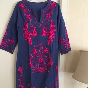 Robe de plage bohème vintage impressionnante avec broderie d'oiseau paon, style gypsy, en coton, hippie, bohème, tenue de villégiature, tendance mode - Product Image 1