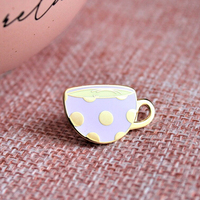 Broche en émail dur personnalisée Broches de créateur personnalisées avec embrayage papillon Broche à thé à bulles Technique de coulée