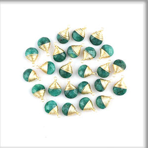 Colgante de Gema envuelta en alambre, Esmeralda verde, piedra preciosa chapada en oro, para regalo - Product Image 1