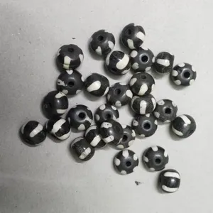 Cuentas de hueso de concha de Coral blanco y negro Natural de alta calidad, piedra redonda colorida para fabricación de joyas de pulsera y collar - Product Image 1