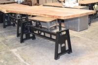 Table à manger industrielle américaine antique en fonte avec plateau en bois massif, base réglable à manivelle, design pliable pour hôtel et usage domestique
