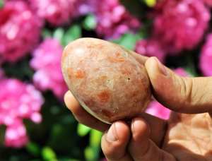 Mini Oeuf de Pierre de Soleil Orange Fait à la Main 55MM Pierre Naturelle pour Esprit de Méditation Pierre pour Guérison Décoration de Bureau Cadeau Feng Shui - Product Image 3