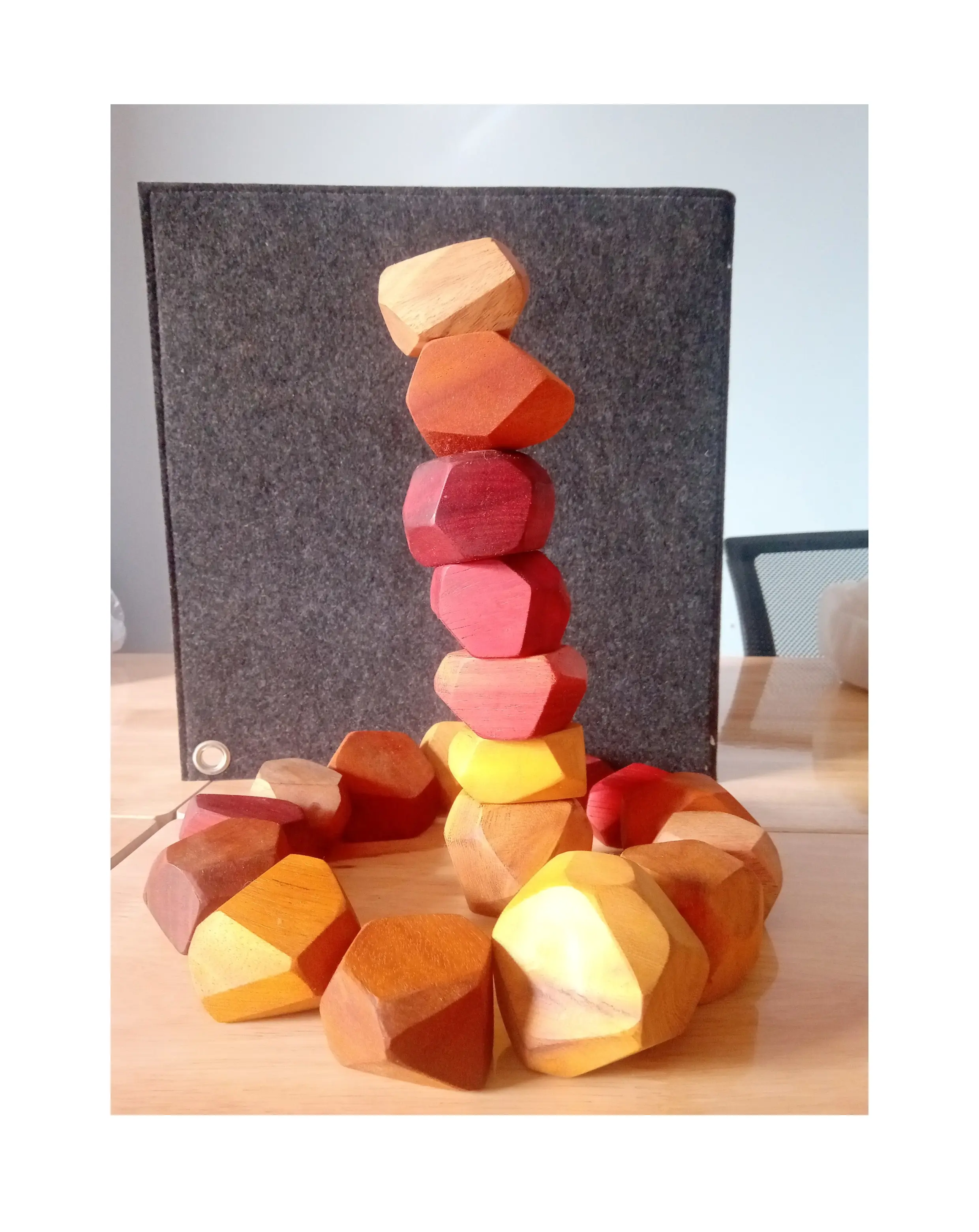 Ahşap dengeleme kayalar/Tumi Ishi dengeli taş dekorasyon olarak kullanılan ve mantık oyunu çocuklar için