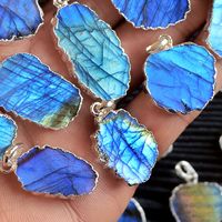 Pendentif Charme Méduse en Granit Labradorite Bleue de Madagascar, Plaqué Argent, avec Tranche de Labradorite, Bijou Chrétien pour Anniversaire