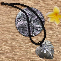 Collier Hawaïen Personnalisé avec Coquillages Gravés, Pendentif Feuille en Nacre Sculptée, Collier Perlé pour Femme