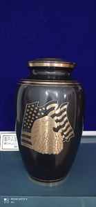 Urna funeraria de latón negro de Brassworld India de estilo americano con líneas doradas Suministros de cremación funeraria - Product Image 4