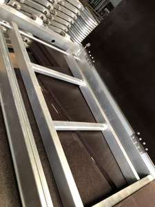 Planche d'échafaudage en aluminium de conception moderne avec dessus en bois et échelle attachée pour des chantiers de construction - Product Image 6