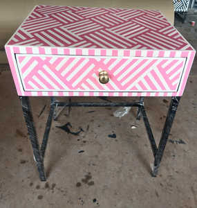 Table de chevet simple et moderne avec incrustation d'os Derniers meubles de salon pour appartements par United Trade World - Product Image 1