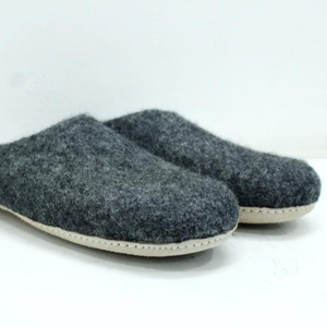 Zapatillas de Interior de fieltro de lana hechas a mano Unisex, mocasín lavable no alérgico y no tóxico de color negro, zapatillas de interior seductoras - Product Image 1