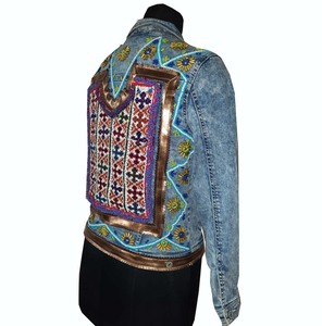 แจ็คเก็ตยีนส์ปักลายสไตล์ใหม่ล่าสุดสำหรับผู้หญิง แขนยาว สีและขนาดสั่งทำได้ บริการ OEM ซับในผ้าฝ้าย - Product Image 4