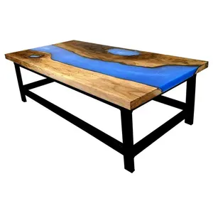 青いエポキシ樹脂と金属製の脚を備えたソリッドアカシアウッドライブエッジコーヒーテーブル
