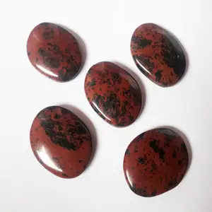 红木黑曜石棕榈石: 棕色椭圆形红木黑曜石用于治疗黑曜石棕榈石抛光