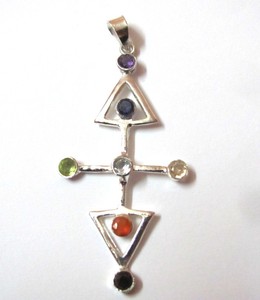 Vente en ligne de pendentifs sculpté Triangle Chakra pierre précieuse Agen avec finition vieillie disponible à l'achat - Product Image 1