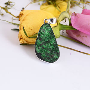 อัญมณีอูวาโรไวต์แท้จากธรรมชาติ ดีไซน์สวยงามทำมือ จี้เงินแท้ 925 จี้สวยงาม ของขวัญสำหรับ - Product Image 3