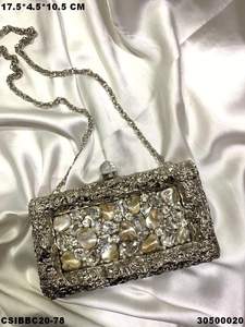 Pochette nacre en laiton faite à la main de créateur Embrayages de mariage exclusifs pour les soirées - Product Image 5