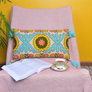 Fundas De Almohada Lumbar bordadas Suzani de lino y algodón hechas a mano con borlas en caja embalada - Product Image 1