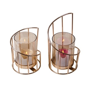 Porte-bougie décoratif au design attrayant, fait à la main en aluminium couleur or, pour la décoration de la maison - Product Image 2