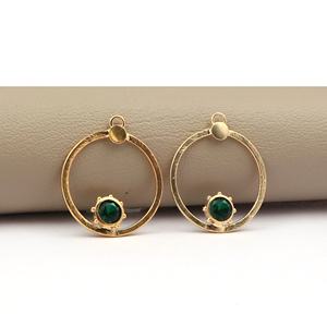 Venta al por mayor de pendientes con conector chapado en oro, par de piedras preciosas de cuarzo Esmeralda verde natural para hacer pendientes, accesorios de joyería - Product Image 2