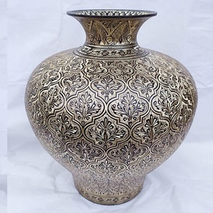 Vase rond en métal avec motif d'amour en relief pour la Saint-Valentin - Modèle LV161616 de la marque Lord - Product Image 1