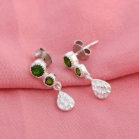 Vente en gros de boucles d'oreilles pendantes légères et minimalistes en argent sterling 925 avec diopside vert chromé, bijoux pour femmes
