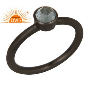 แหวนเงินโรเดียมสีดำเครื่องประดับมินิมอลรอบตัดสีฟ้าบุษราคัมพลอยผู้ผลิตเครื่องประดับแหวนซ้อนกันได้ - Product Image 1