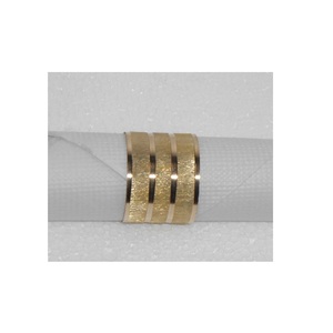 Anneau de serviette en métal fait main au design moderne, style antique, ajouré, pour la décoration de table de mariage, banquet ou fête. - Product Image 2