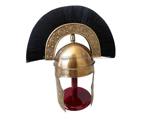 Casco de latón romano medieval Acabado de latón antiguo Plume negro para decoración y regalo. Por Calvin handcraft - Product Image 4