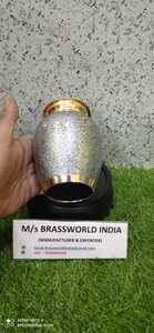Laiton argent de haute qualité avec patte d'or gravée pet crémation urn funérailles fournitures par Brassworld inde - Product Image 2