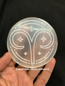 จาน SELENITE กลมเคลือบเงาและแกะสลักสวยงาม,จาน SELENITE แกะสลักลายจักรราศีราศีพฤษภขายส่ง - Product Image 3