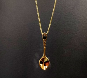 Petite cuillère couleur or avec pendentif chaîne en pierre d'onyx noir - Product Image 2