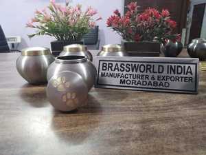 Deux Paws PET URN Laiton Argent Odyssey Fournitures Funéraires par BRASSWORLD INDIA - Product Image 2
